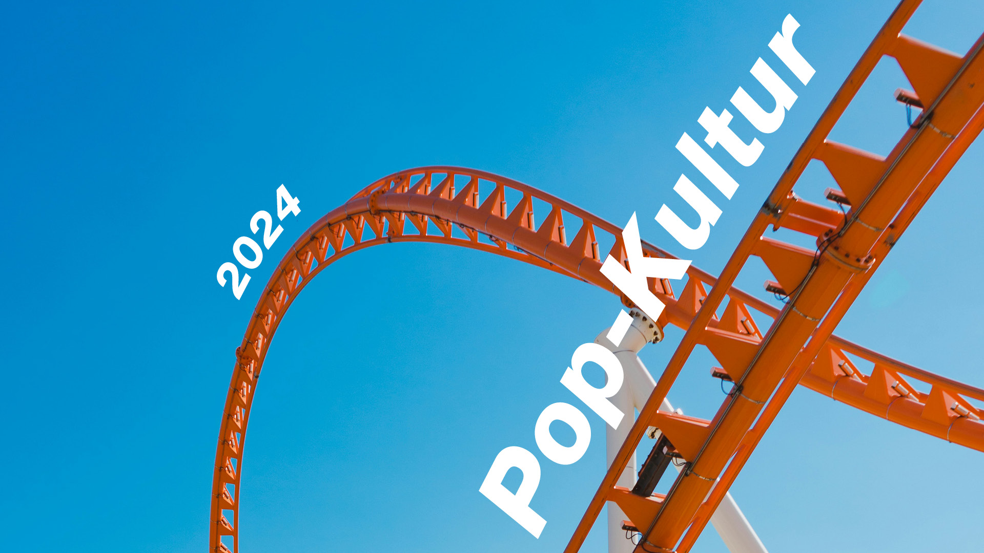 Keyvisual von Pop-Kultur 2024, orange Achterbahn vor blauem Himmel