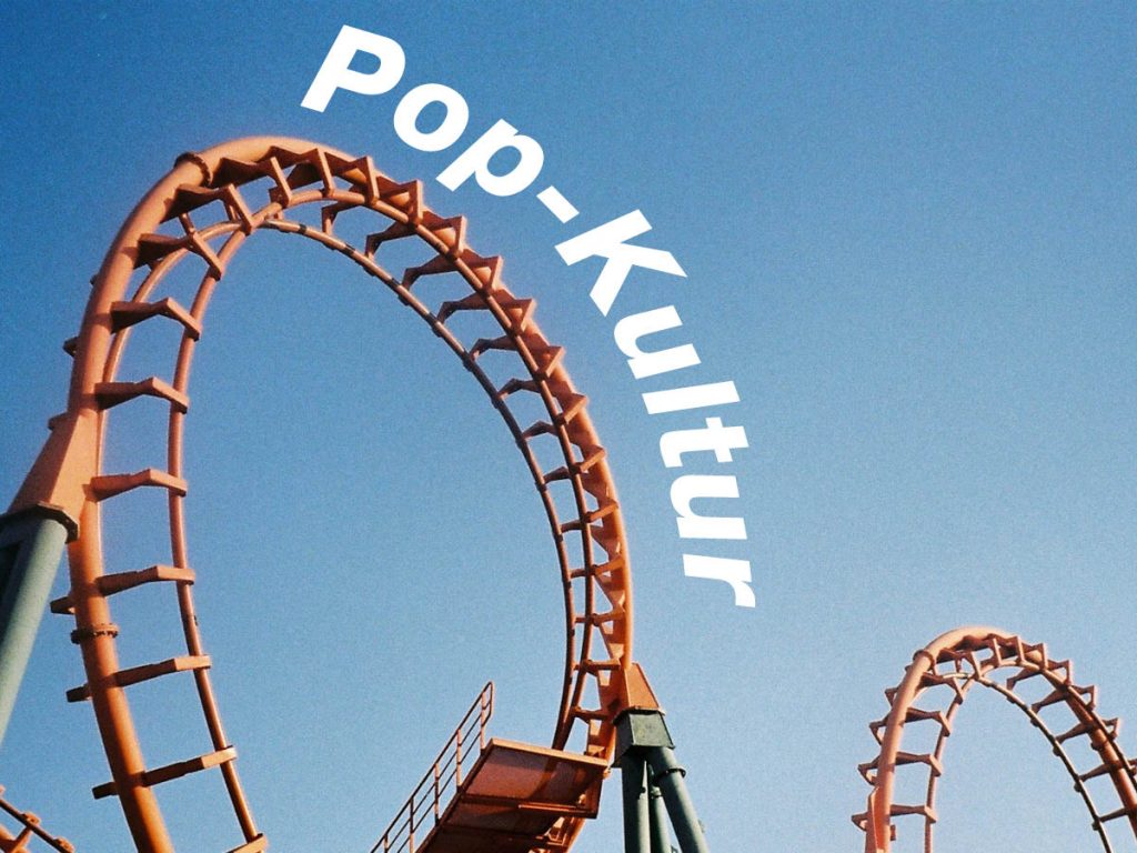 Keyvisual von Pop-Kultur 2024, orange Achterbahn vor blauem Himmel