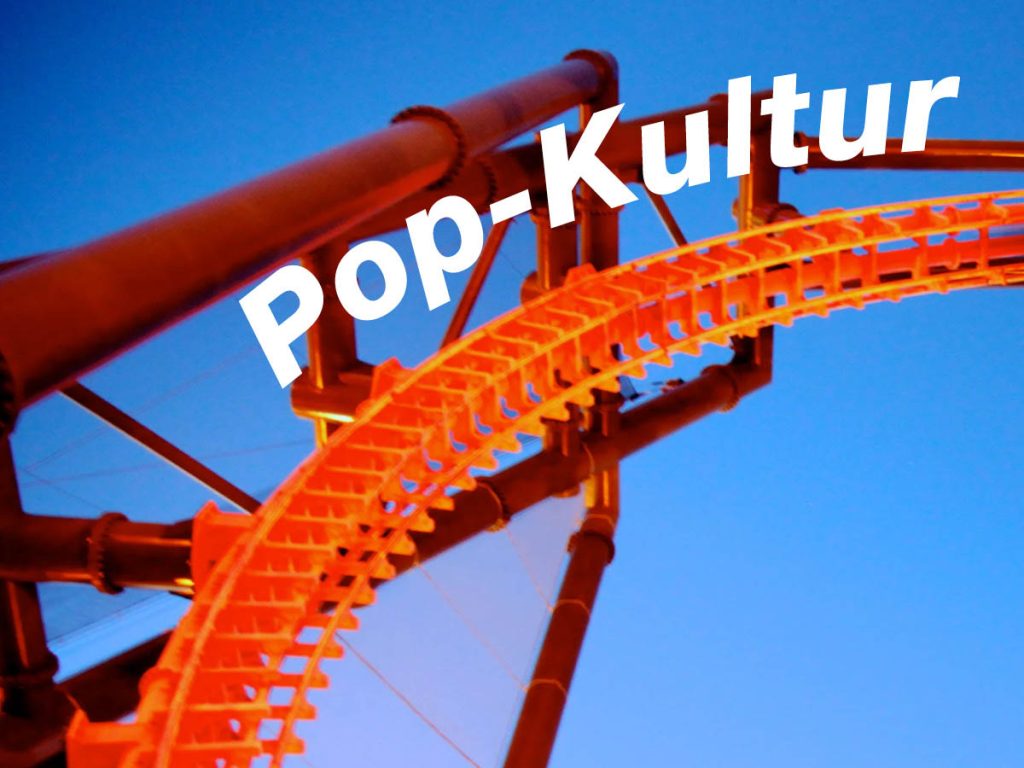 Keyvisual von Pop-Kultur 2024, orange Achterbahn vor blauem Himmel