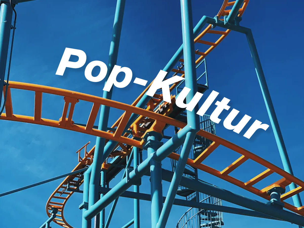 Keyvisual von Pop-Kultur 2024, blau-orange Achterbahn vor blauem Himmel